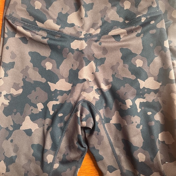 SOLD BALANCE ATHLETICA BASE CAMP LEGGINGS - Picture 4 of 7